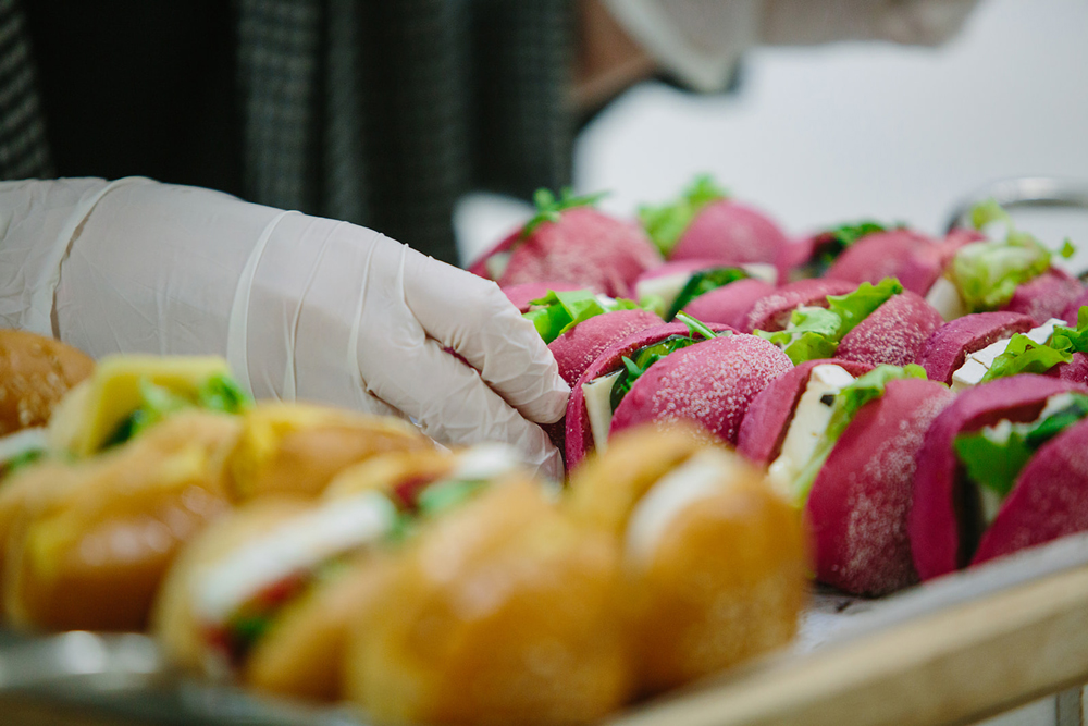 מגשי אירוח לברית - אירוח מושלם לכל אירוע